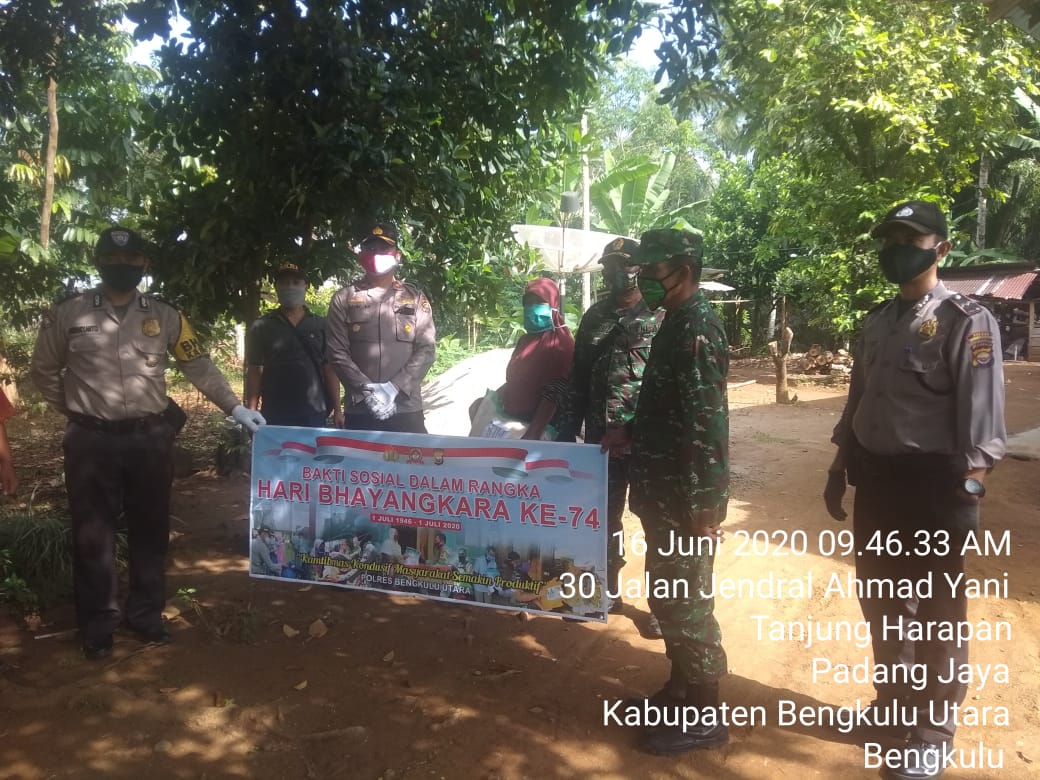 Peringati Hut Bhayangkara Ke-74, Polres BU Bagi Sembako