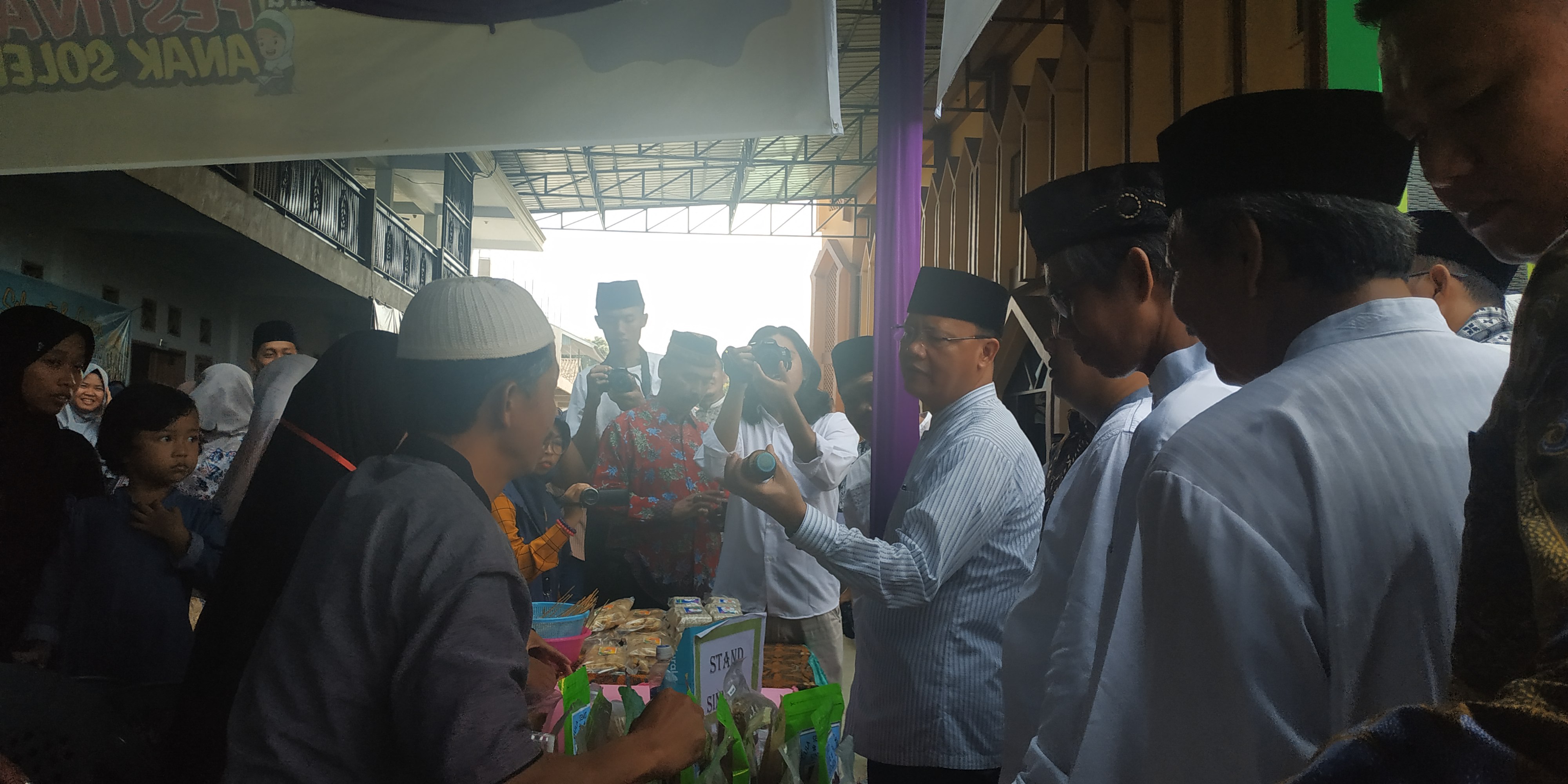 Gubernur Rohidin saat meninjau stand UMKM LDII.