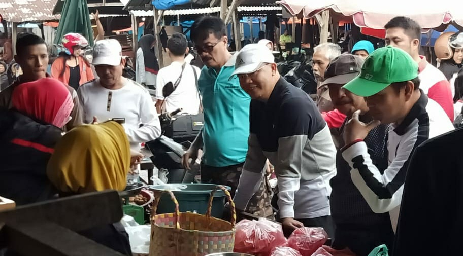 Gubernur Rohidin saat berbincang bersama pedagang Pasar Ats Curup.
