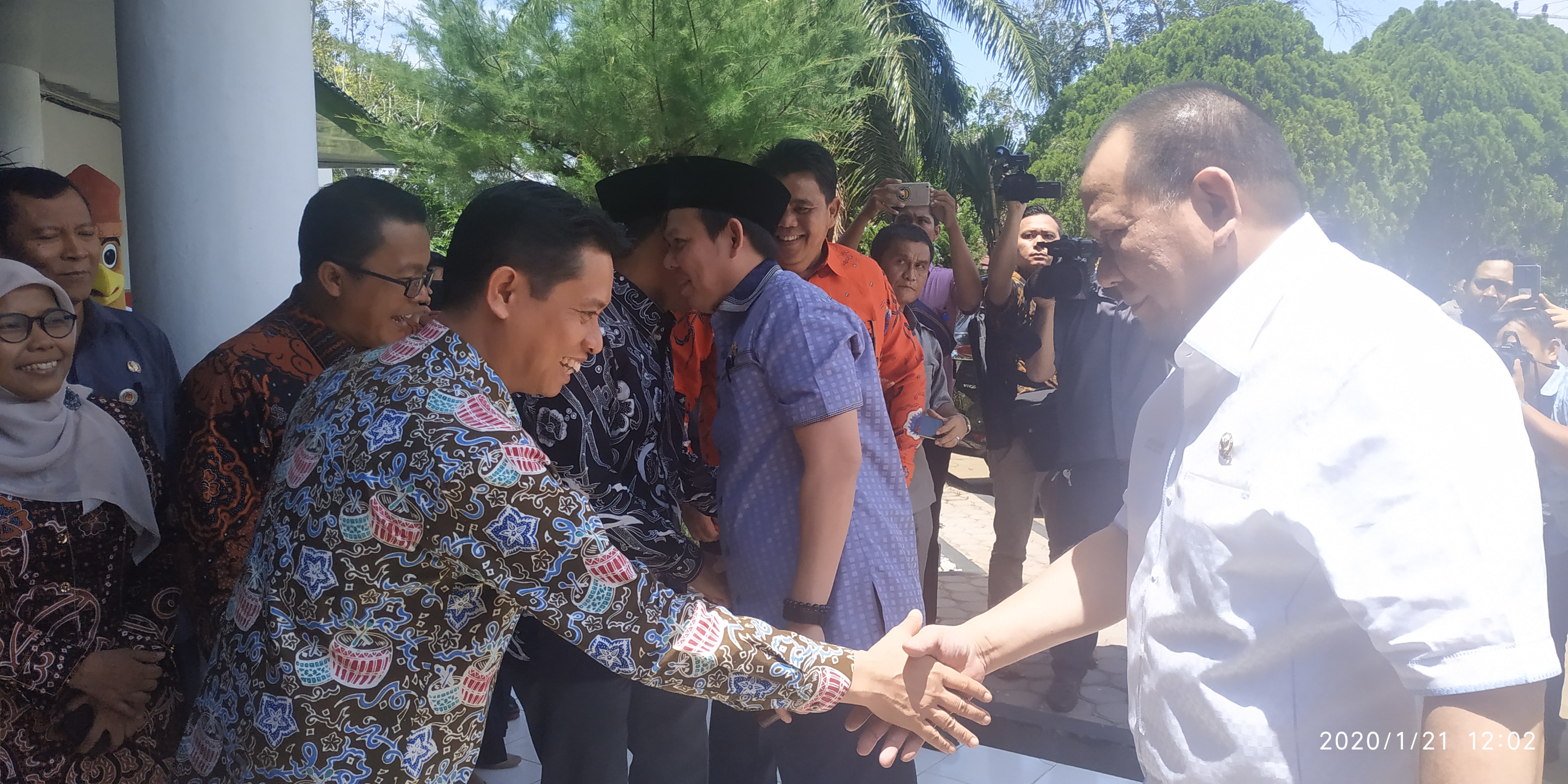 Kedatangan Ketua DPD RI disambut langsung oleh Ketua KPU Provinsi Bengkulu.