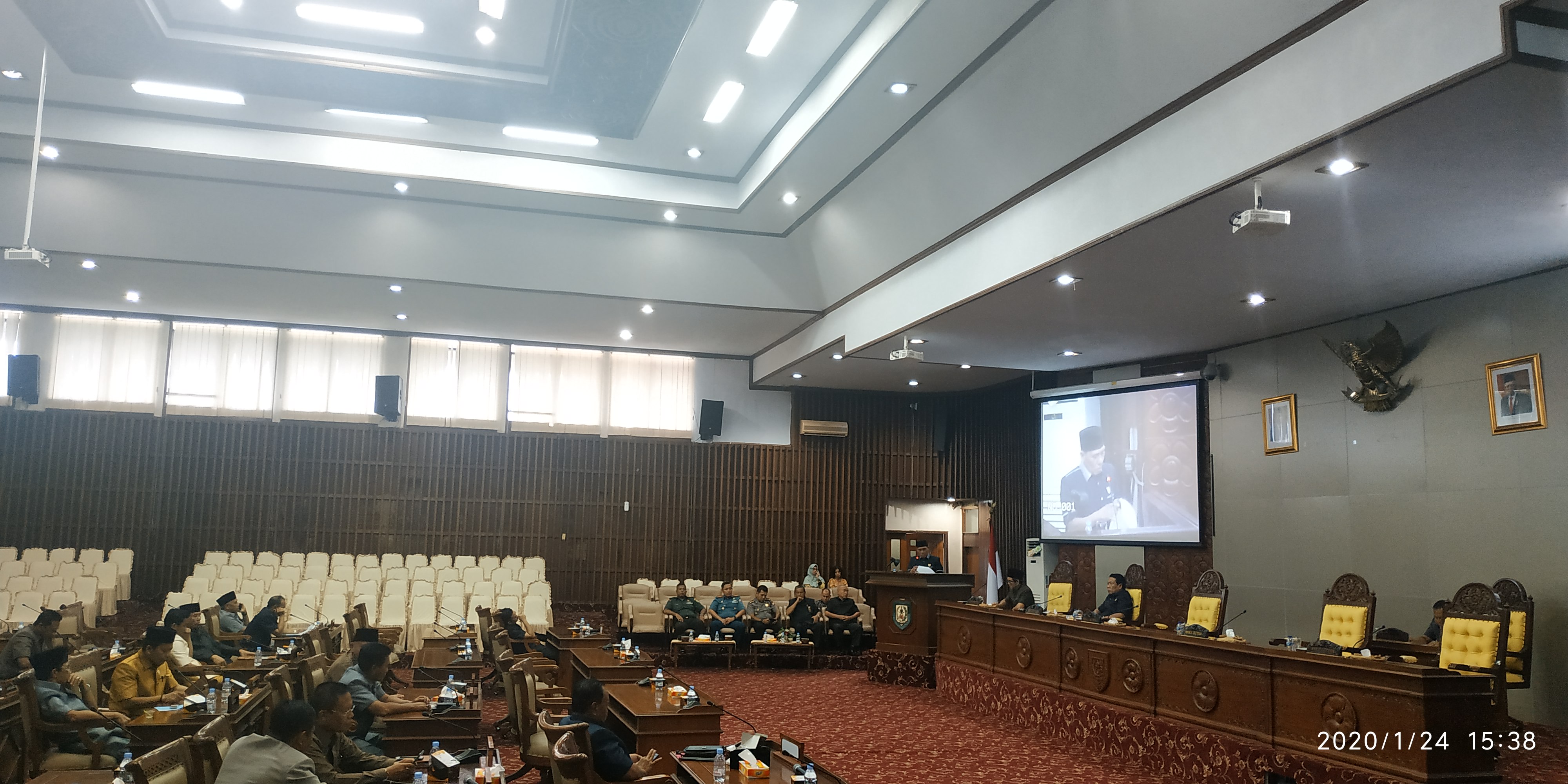 Suasana rapat paripurna panfangan fraksi.