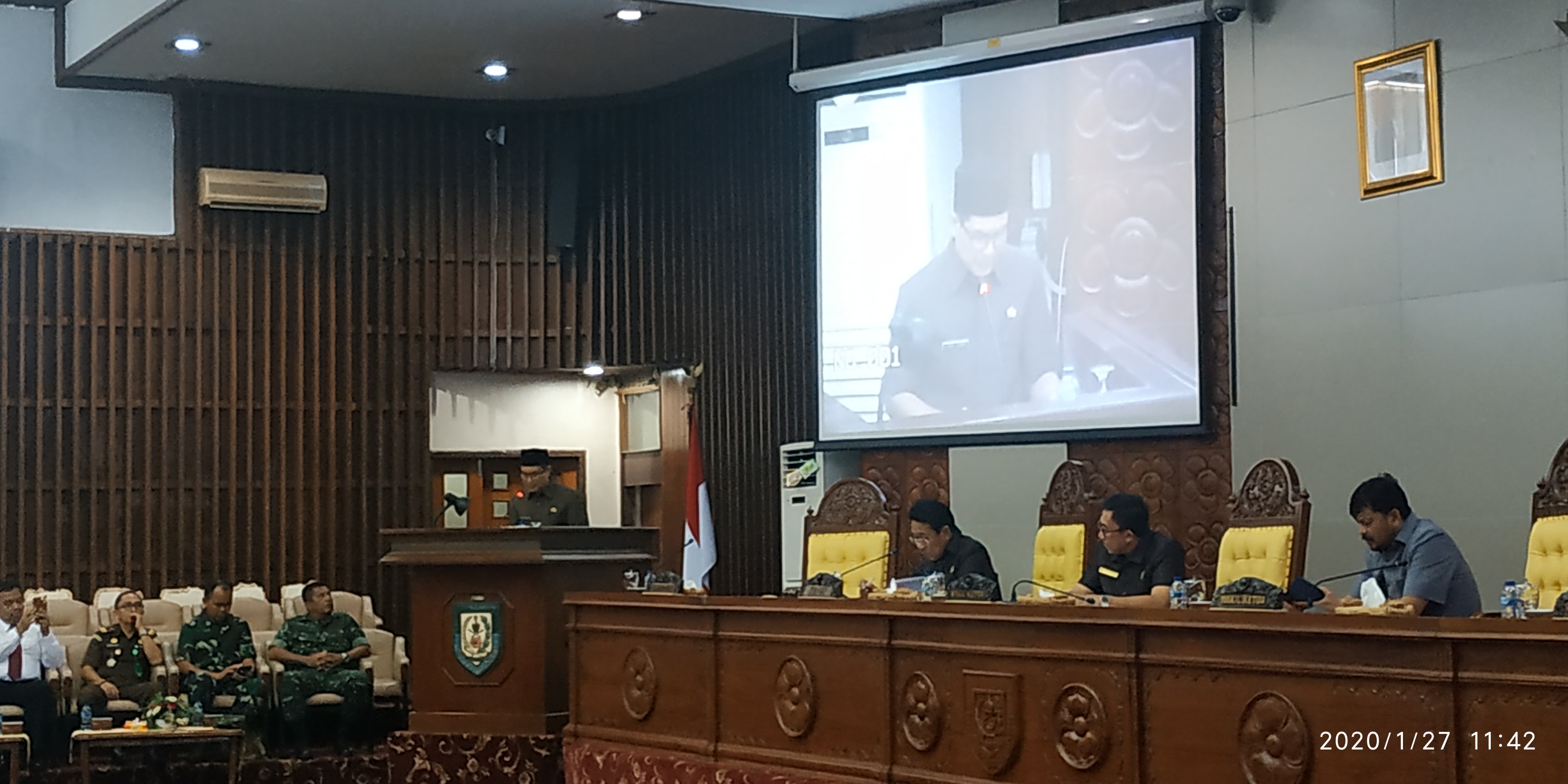 Gotri Suyanto saat membacakan jawaban Gubernur atas pandangan Fraksi.