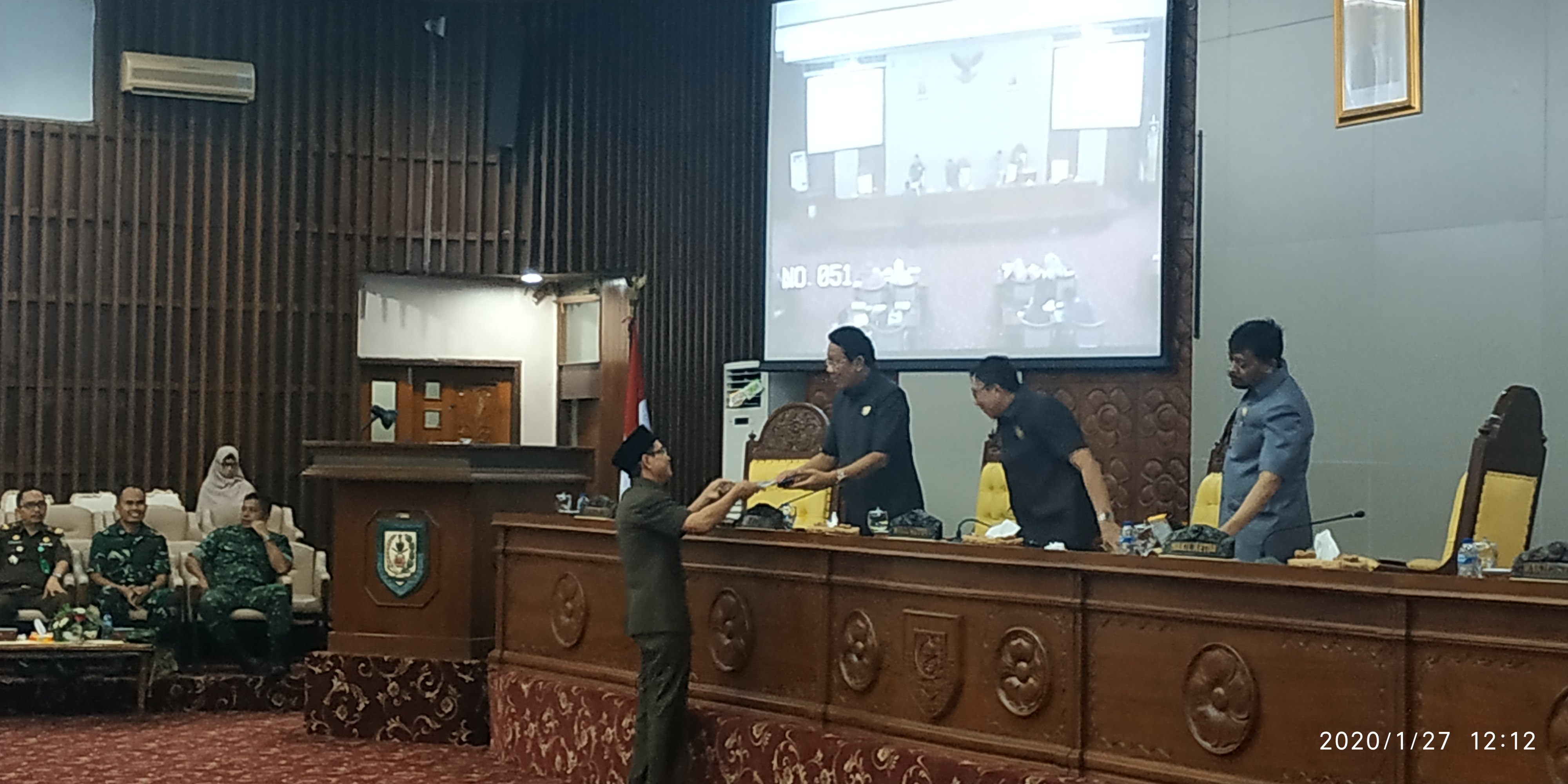 Gotri Suyanto saat menyerahkan jawaban Gubernur atas pandangan Fraksi ke Ketua DPRD Provinsi Bengkulu.