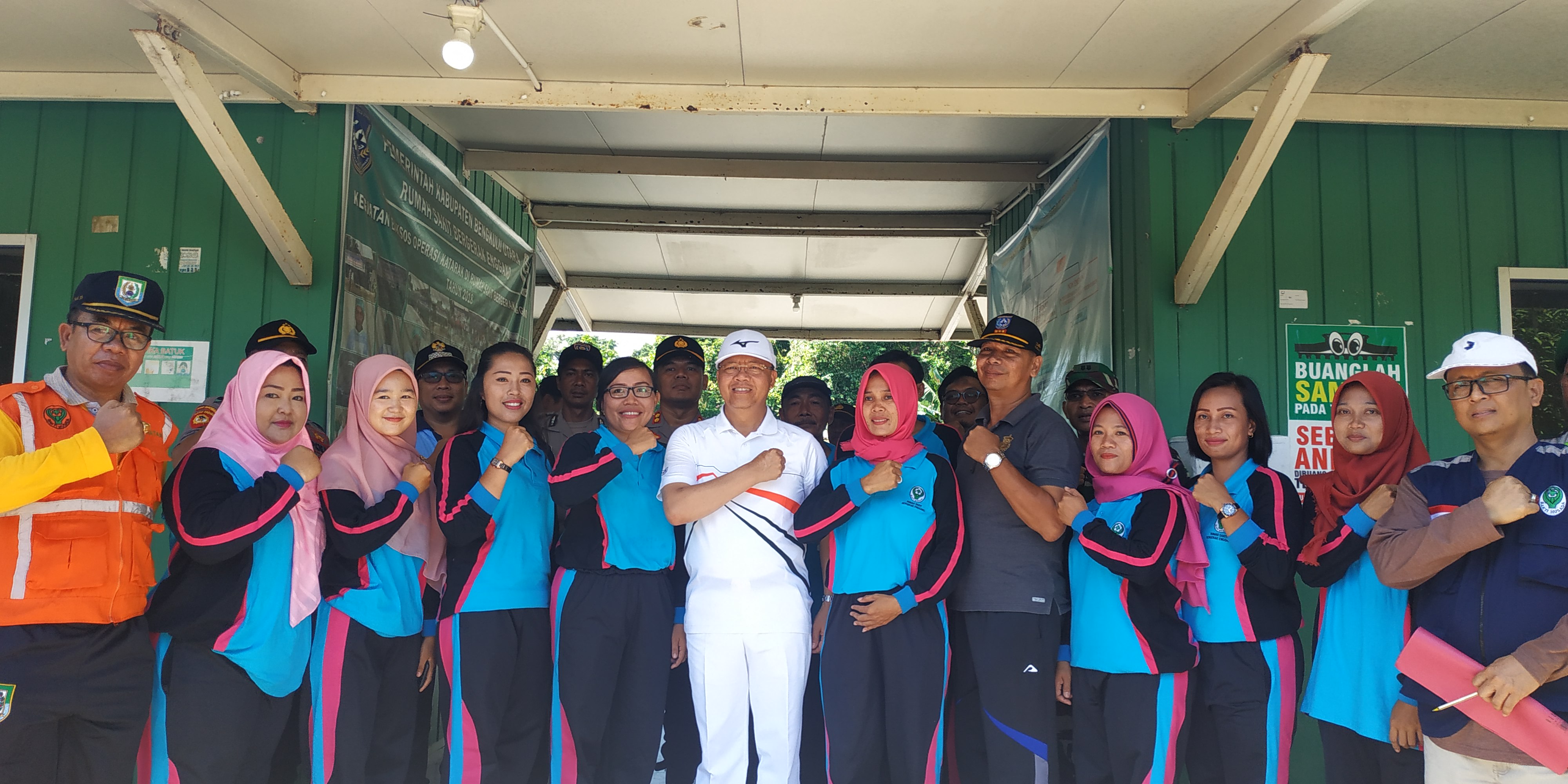 Foto bersama Gubernur dan para medis RS Bergerak Enggano.
