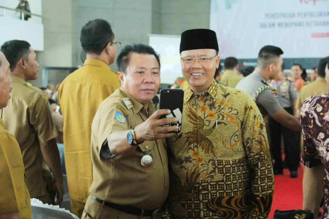 Tampak Kades yang berselfie ria bersama Gubernur.