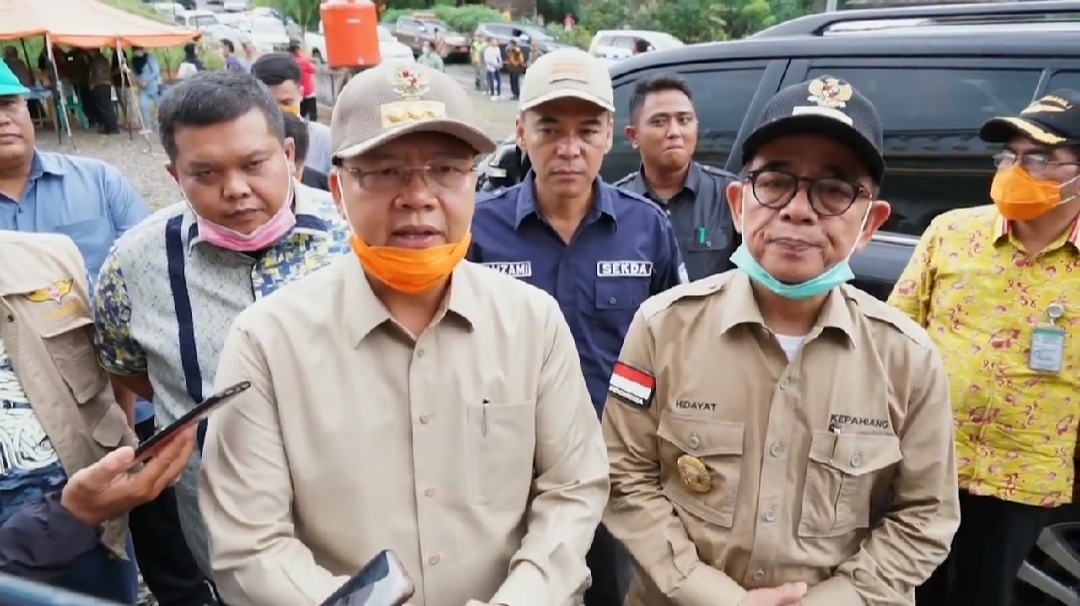 Gubernur Rohidin Mersyah bersama Bupati Hidayatullah Sjahid.