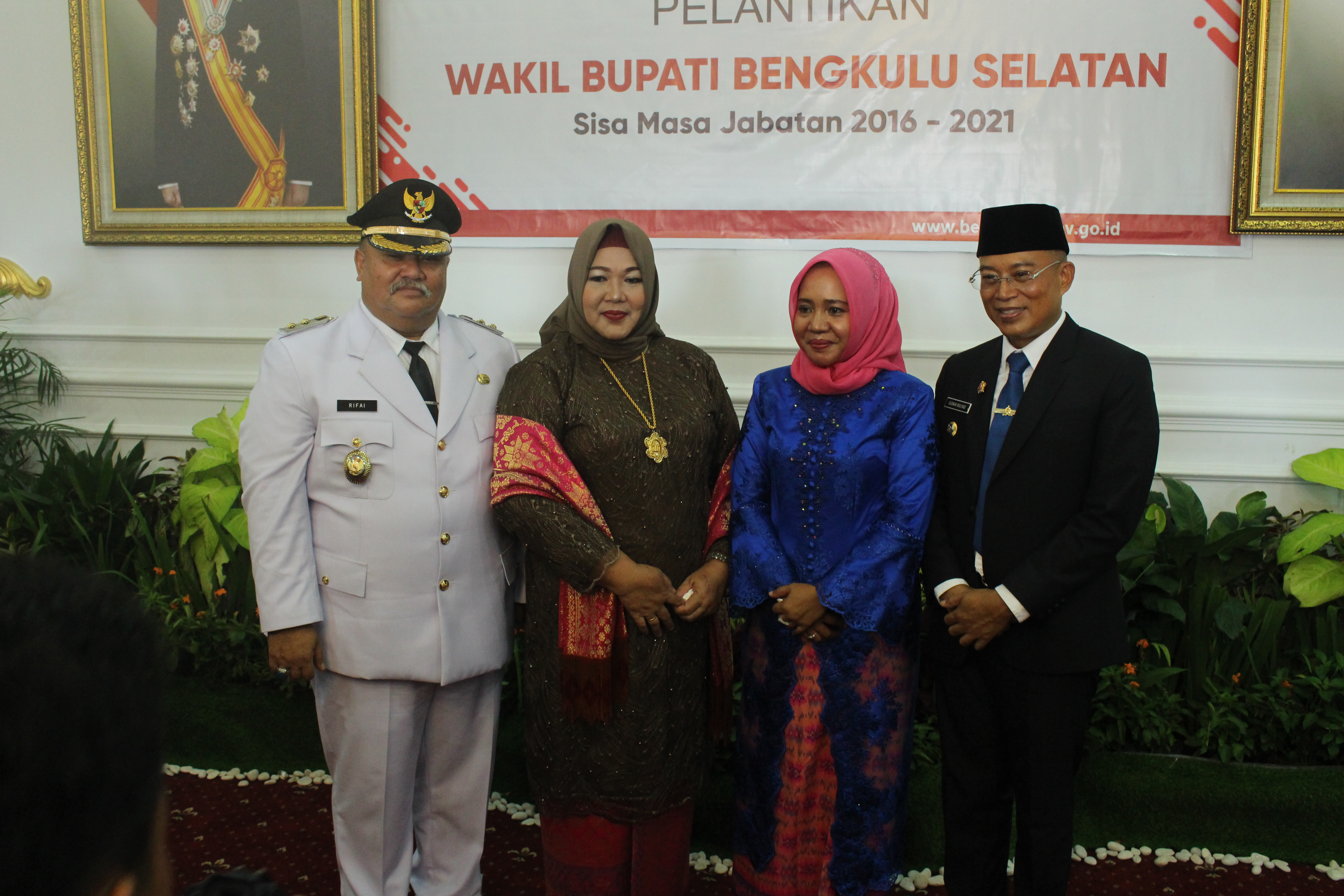Bupati dan Wakil Bupati Bengkulu Selatan beserta isteri.