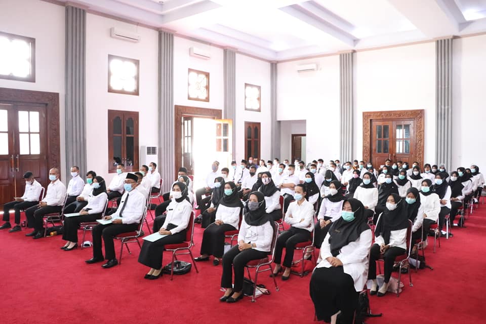 Bupati Huda Serahkan SK CPNS Pemkab Mukomuko Formasi 2019