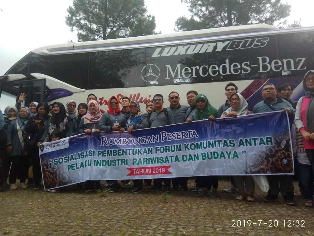 Foto rombongan sebelum berangkat ke obyek wisata