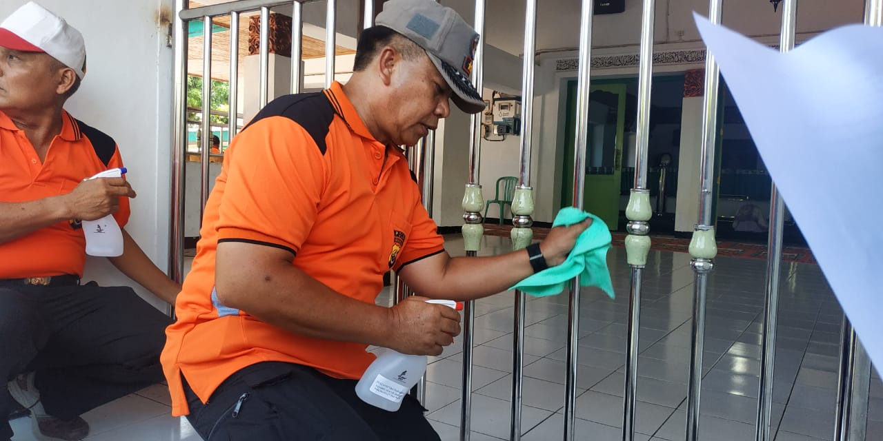 Kapolda Bengkulu Irjen Pol Supratman saat membersihkan pentilasi Masjid Jamik Kota Bengkulu.