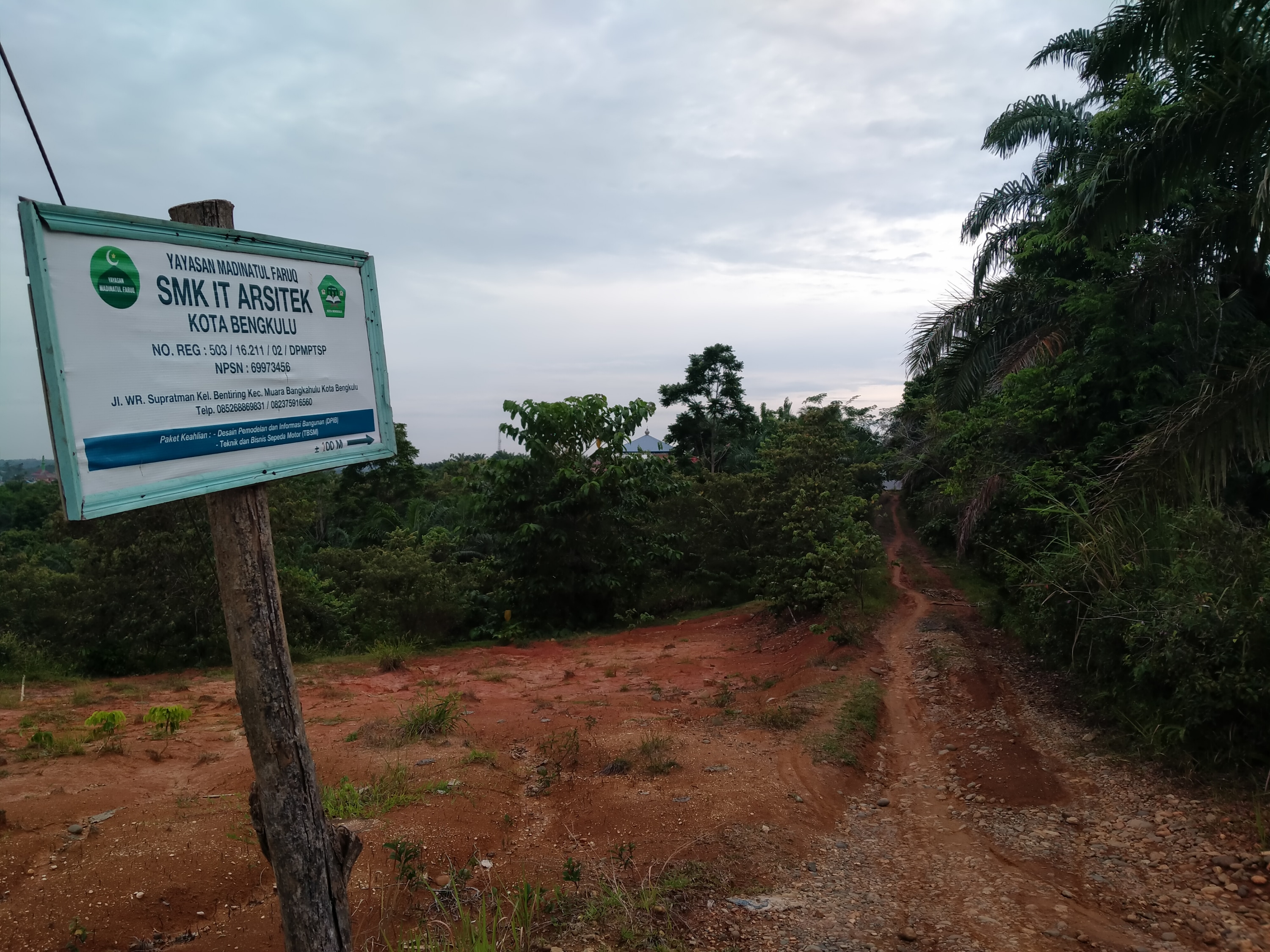 Sudah Empat Tahun, Akses Jalan ke SMK IT Arsitek Kota Bengkulu Bak Lintasan Offroad