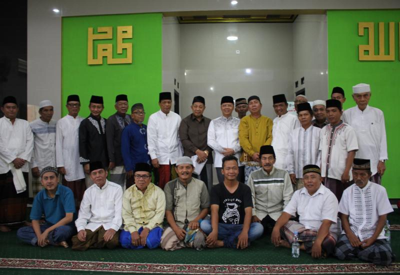 Gubernur Bengkulu bersama pengurus masjid Syuhada.