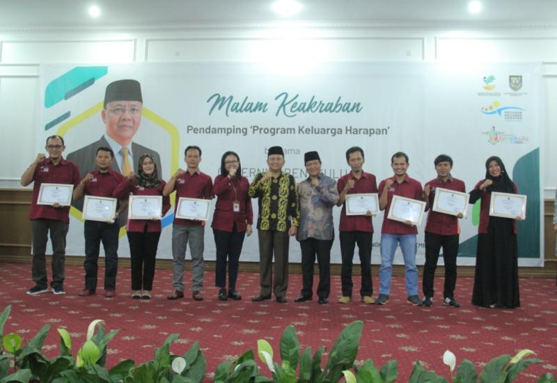 Pj Sekda bersama para pendamping PKH.