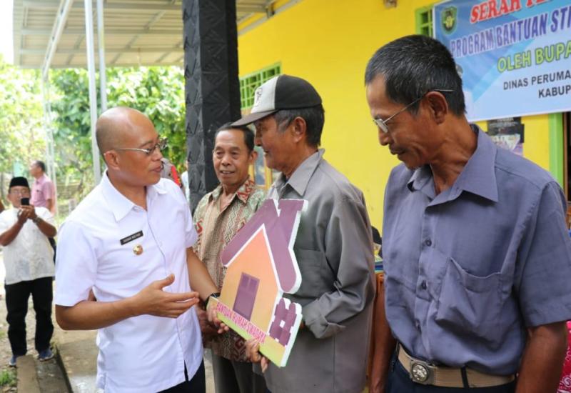Penyerahan bantuan bedah rumah secara simbolis oleh Bupati Bengkulu Selatan.