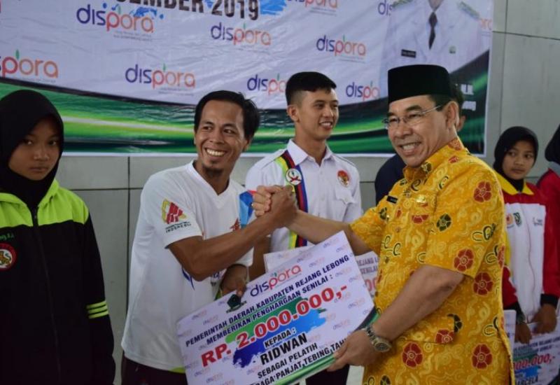 Bupati Rejang Lebong saat memberikan penghargaan kepada olehragawan berprestasi.
