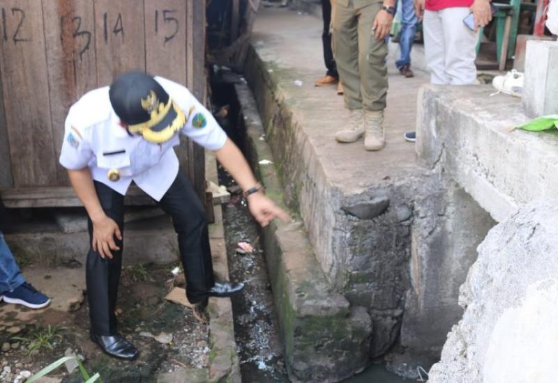 Wakil Walikota saat menyidak langsung kondisi pasar Panorama.