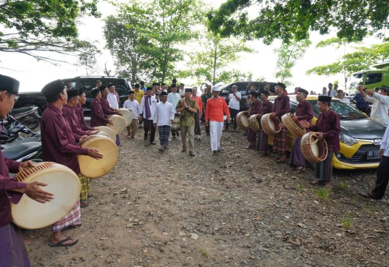 Kedatangan Gubernur disambut meriah oleh masyarakat Lembak.