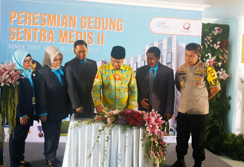 Saat penandatanganan prasasti peresmian Gedung Sentra Medika II RS Tiara Sella Bengkulu.