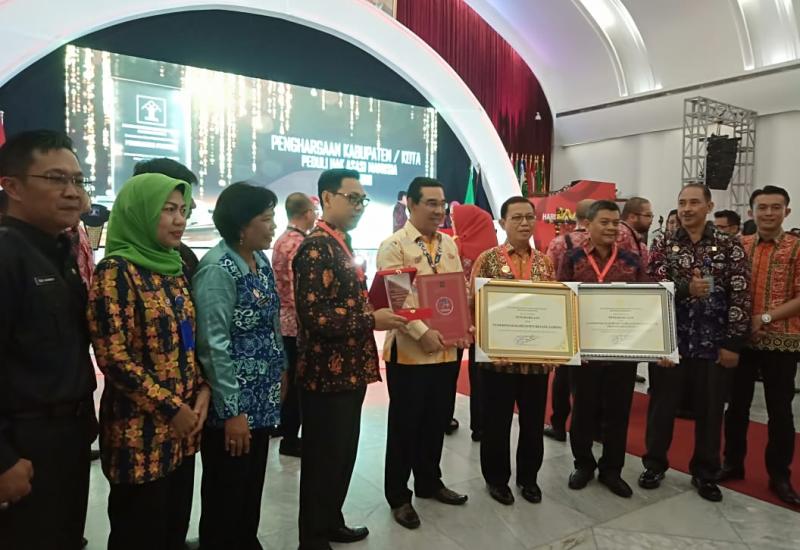 Kepala Barenlitbang Bengkulu Tengah saat menerima penghargaan.