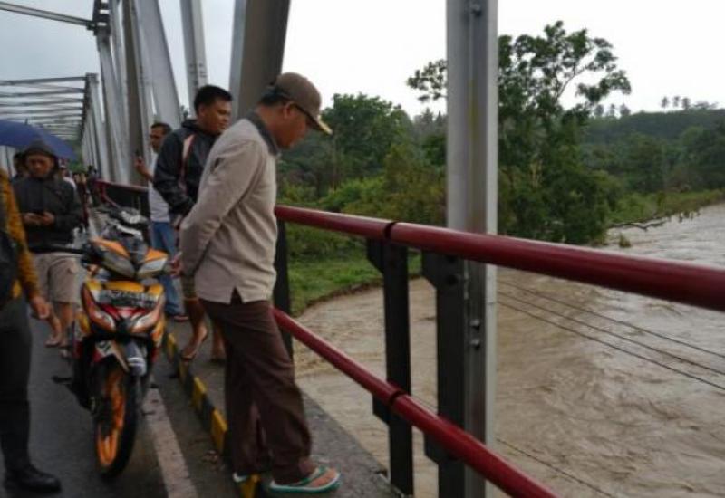 Gubernur Rohidin saat meninjau lokasi jembatan putus.