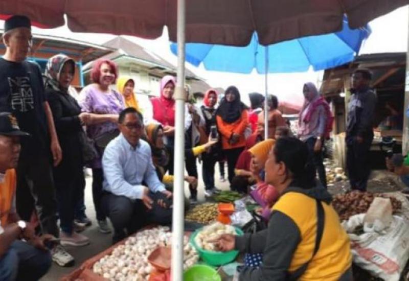 Balon Bupati saat blusukan ke Pasar Atas Curup.