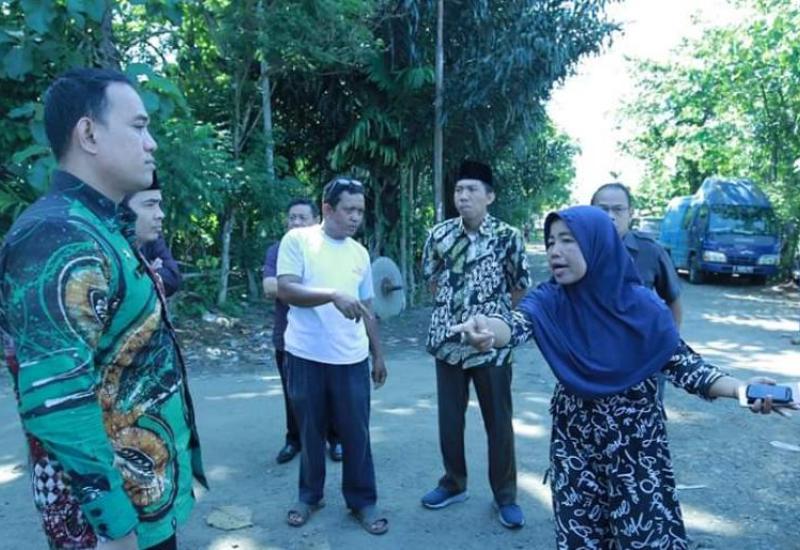 Saat anggota Dewan mendengarkan keluhan masyarakat Bentiring Permai.