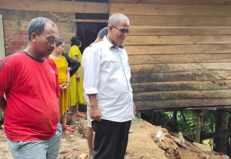 Camat Lubuk Pinang saat meninjau lokasi longsor.