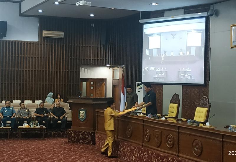 Saat Juru bicara fraksi menyerahkan salinan pandangan fraksi.