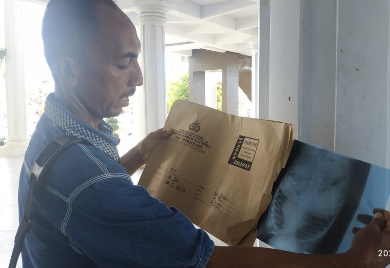 Petrus Heri Cahyono, seorang warga trans di Desa Malakoni Kecamatan Enggano yang rumahnya tidak boleh lagi ditempati oleh Kades setempat lantaran keluar pulau untuk keperluan pengobatan anak dan isterinya.