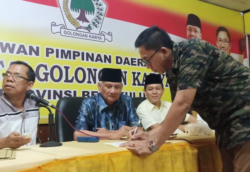 Terlihat Sekretaris DPD Golkar Samsu Amanah mendaftarkan Rohidin sebagai Bacalon Ketua DPD Golkar.
