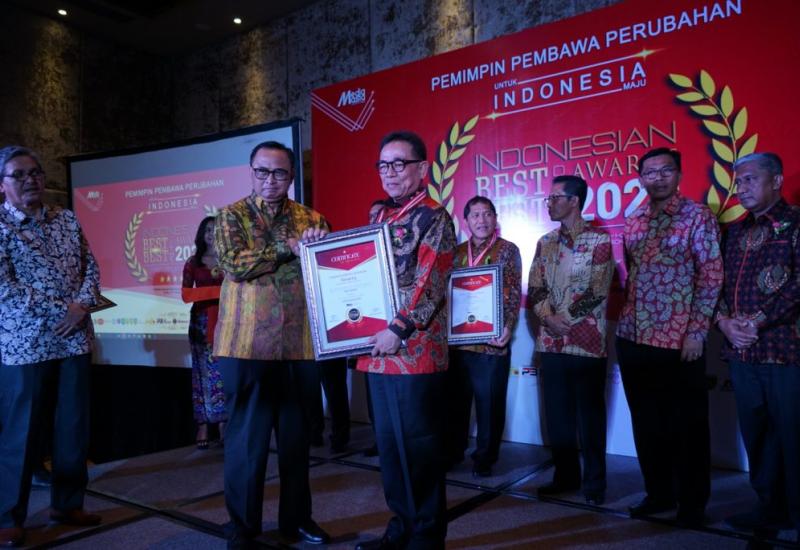 Bupati Kepahiang saat menerima penghargaan.
