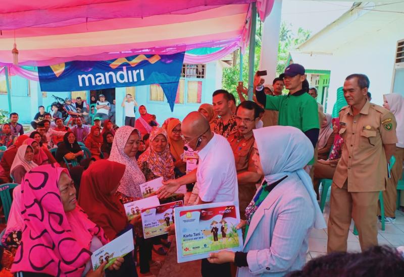 Bupati Gusnan saat membagikan kartu tani.