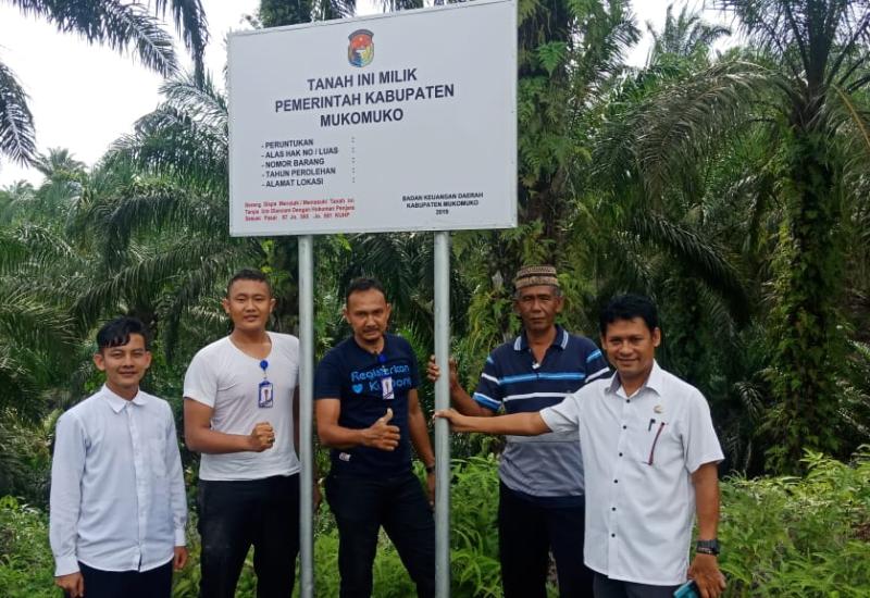 Saat pemasangan tanda aset milik Pemda Mukomuko.