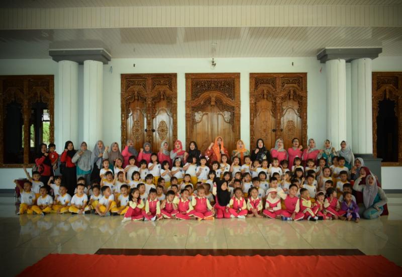 Bunda PAUD RL saat berfoto bersama siswa-siswi PAUD Se- Kabupaten RL.