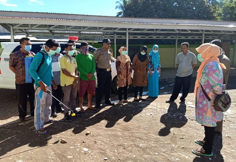 Puskesmas dan Petugas Kecamatan XIV Koto Semprot Disinfektan di Tiga Tempat