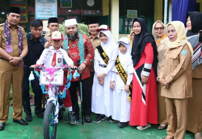 Walikota Helmi saat menyerahkan bantuan sepeda kepada murid SDN 8 Kota Bengkulu.