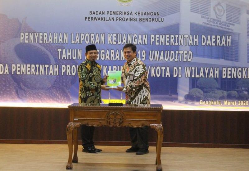 Wawali Dedy Wahyudi saat menyerahkan LKPD Kota Bengkulu.