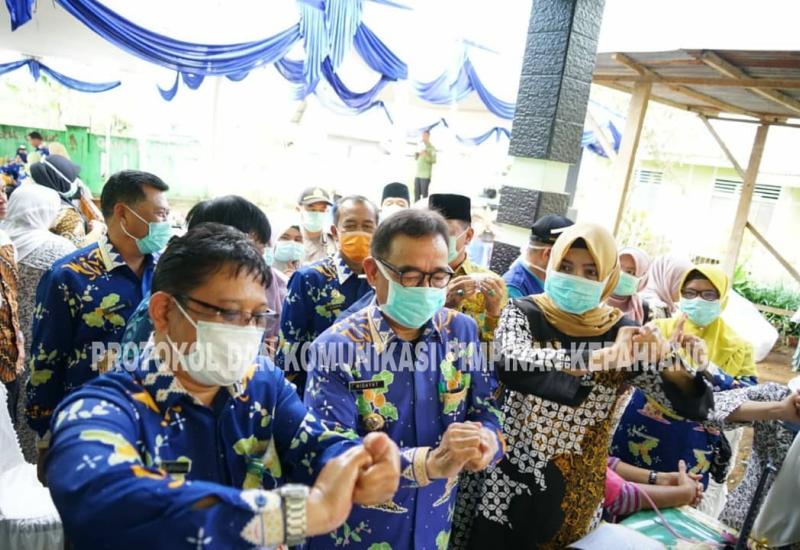 Bupati Hidayatullah saat mencintohkan cara mencuci tangan yang benar.