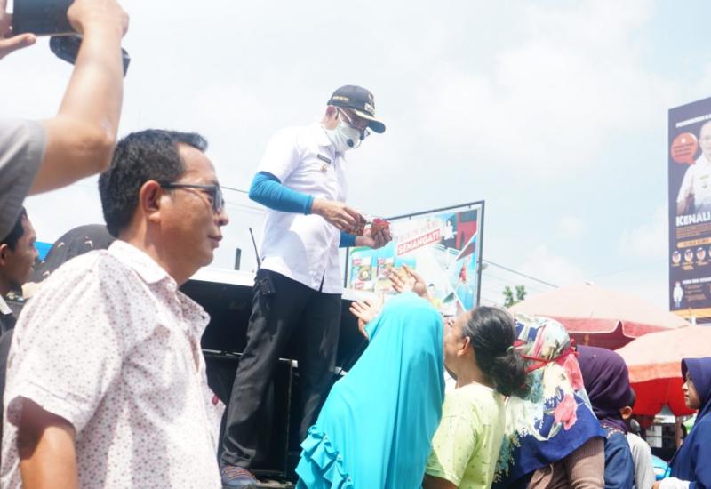 Bupati BS Gusnan Mulyadi saat membegikan masker dan sosialisasikan pencegahan Covid-19