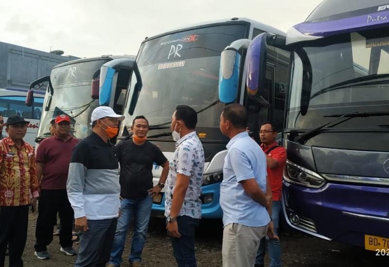 Sidak Bandara dan Loket Bus, Gubernur Tekankan Pengelola Cek Kesehatan Penumpang dan Penyemprotan Disinfektan