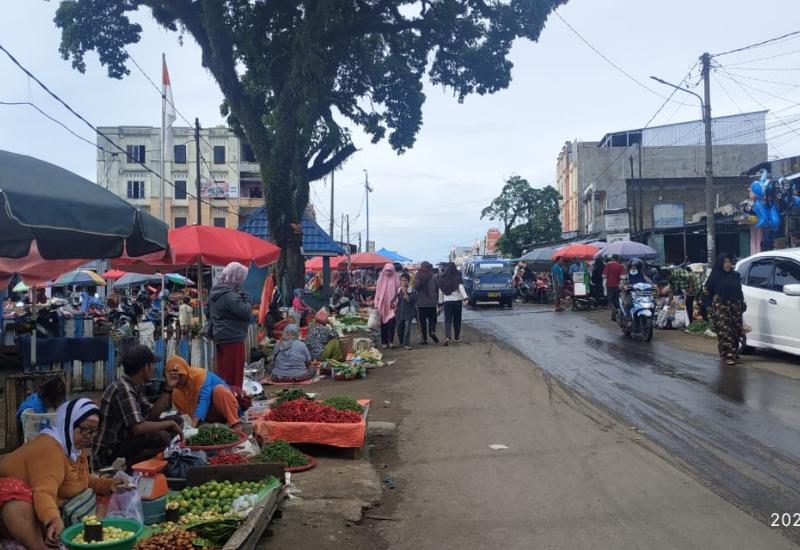 pedagang yang kembali membuka lapak di pinggir jalan.