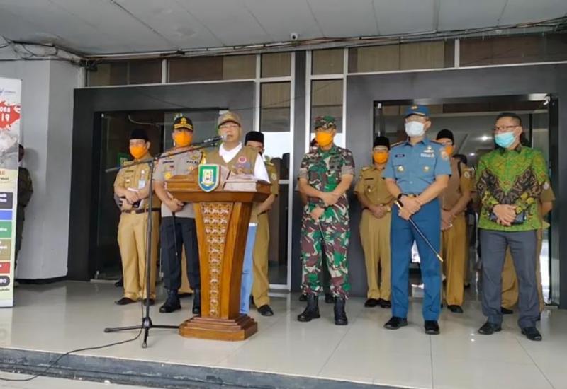 Gubernur Rohidin Mersyah saat menyampaikan press release.