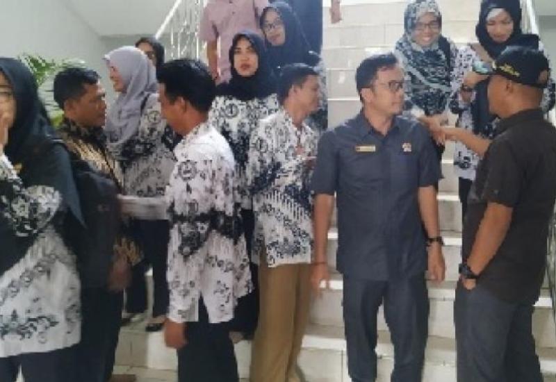 Puluhan Guru Honor mendatangi kantor DPRD Seluma.