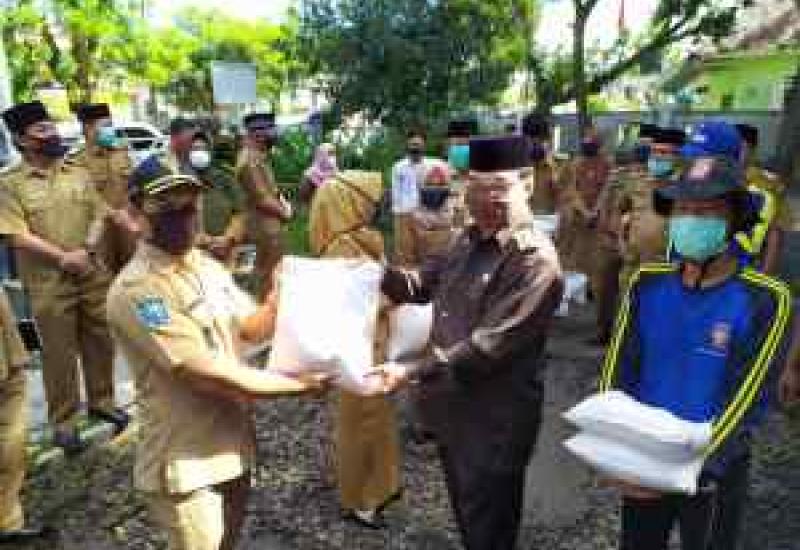 Pemkab RL Bagikan 15 Ton Beras Ke Masyarakat Terdampak Covid-19