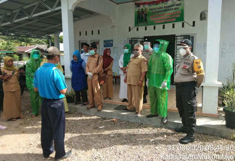 Puskesmas Lubuk Sanai Semprot Disinfektan di Empat Desa