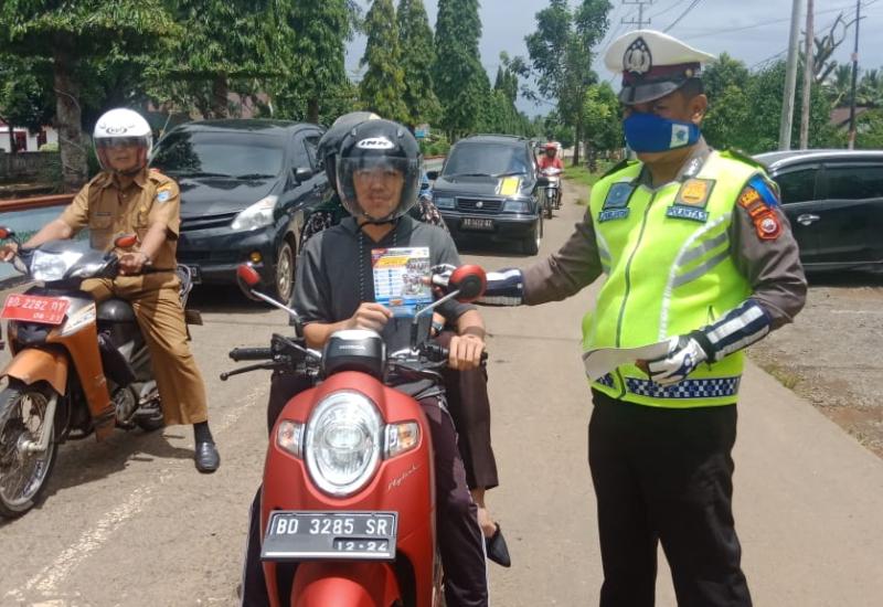 Cegah Penyebaran Covid-19, Sat Lantas Polres BU Bagi Masker dan Vitamin ke Pengendara
