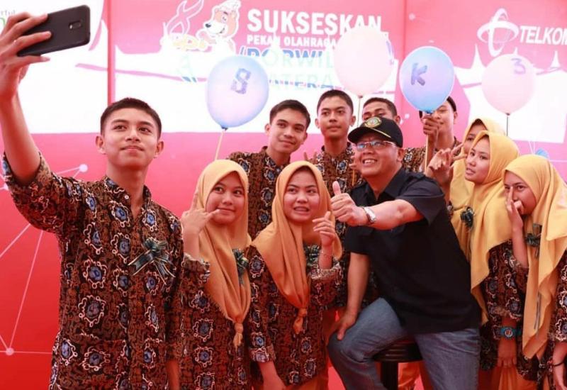 Foto bersama Gubernur Rohidin dan sejumlah anak sekolah pada Porwil Sumatera X beberapa waktu lalu.
