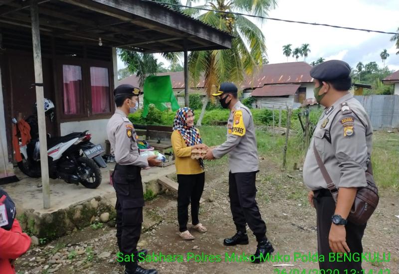 Polres Mukomuko Salurkan Bantuan Sembako ke Warga Terdampak Covid-19