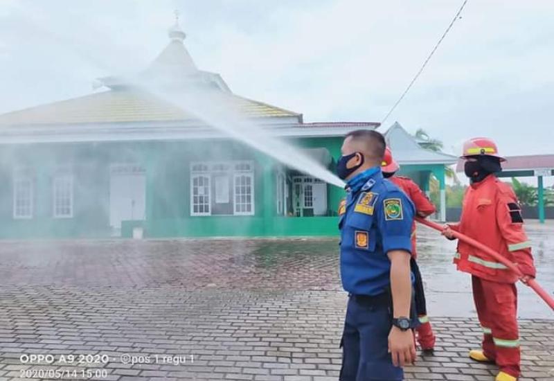 Berisi Disinfektan, 5 Unit Damkar Semprot Rumah Ibadah