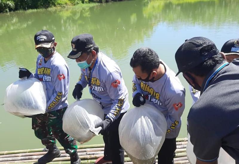 Hut Bhayangkara ke-74, Bupati Mian Tebar Bibit Ikan